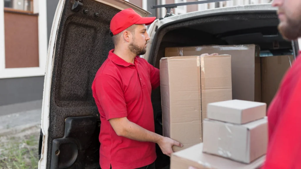 Transportista cargando mercancía en una furgoneta de reparto